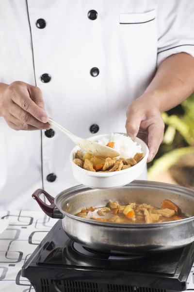 Chef-kok schop Japanse varkensvlees curry met stoom rijst — Stockfoto