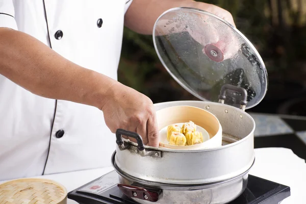 Koch kocht Knödel mit Streaming-Topf — Stockfoto