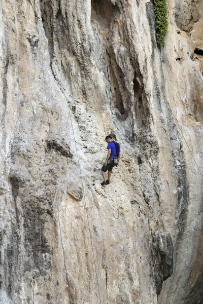 Rock klimmers klimmen de muur op Phra Nang beach — Stockfoto