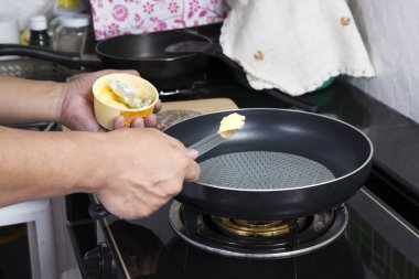 Tencereye tereyağı koymayı Şef 