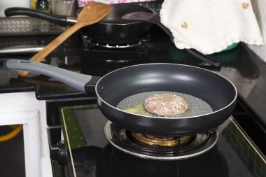 Tavada kızartılmış sığır eti Burger derin 