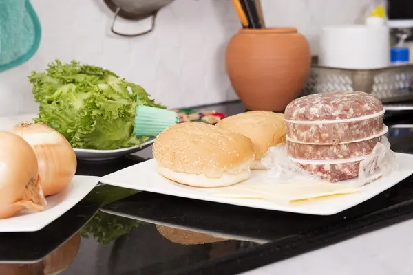 Koch würzt Rindfleisch-Burger mit Pfeffer — Stockfoto