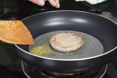 Tavada kızartılmış sığır eti Burger derin