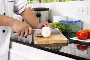 Hamburger yapmak için Şef kesim soğan 