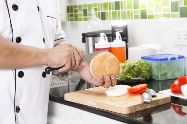 Şef paçavra burger topuz bıçak ile 
