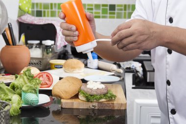 Mayonez Hamburger topuz koyarak Şef 