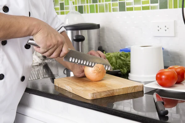 Chef cebola de corte para fazer hambúrguer — Fotografia de Stock