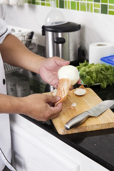 Szakács peeling hagyma Hamburger elkészítéséhez — Stock Fotó