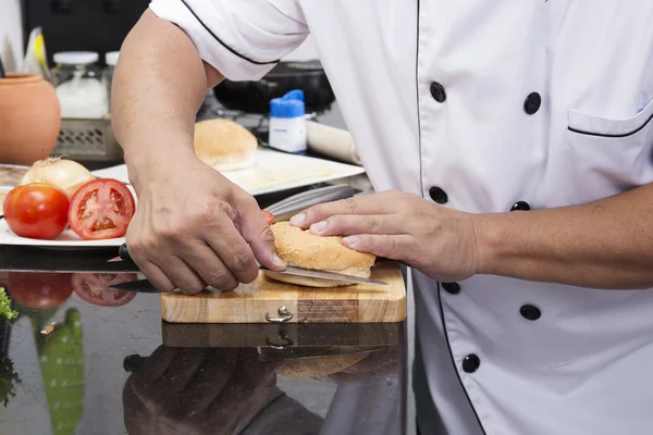 Chef shred burger bun with knife — Stock Photo, Image