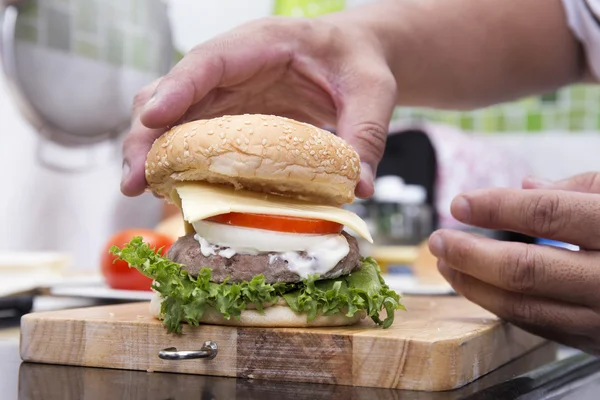 Chef cuisinier et Hamburger décoré — Photo