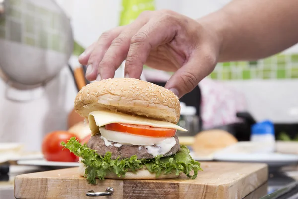 Chef cooking and decorated Hamburger — Stock Photo, Image