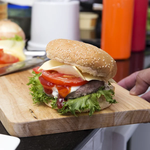 Close up Hamburger on wooden broad — Stock Photo, Image