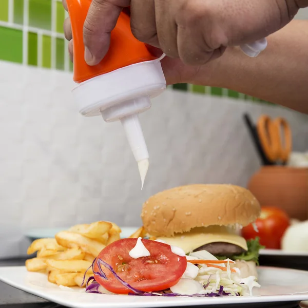 Hamburger décoré par un chef, salade française Freid et légumes — Photo