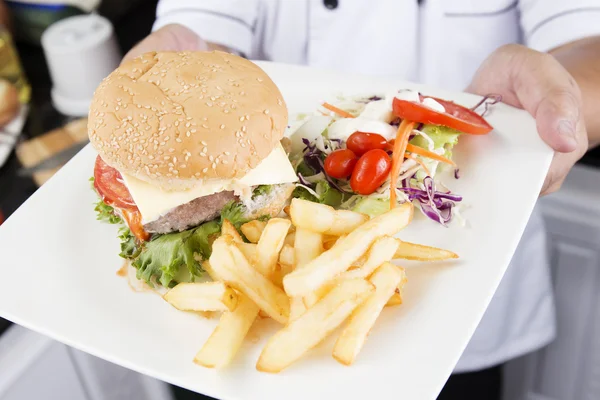 Chef présenté Assiette de Hamburger — Photo