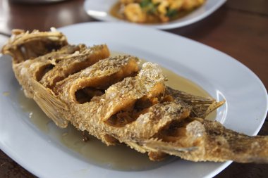 derin kızarmış levrek balık