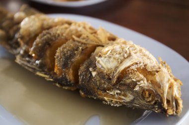 derin kızarmış levrek balık