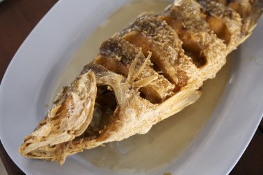 derin kızarmış levrek balık