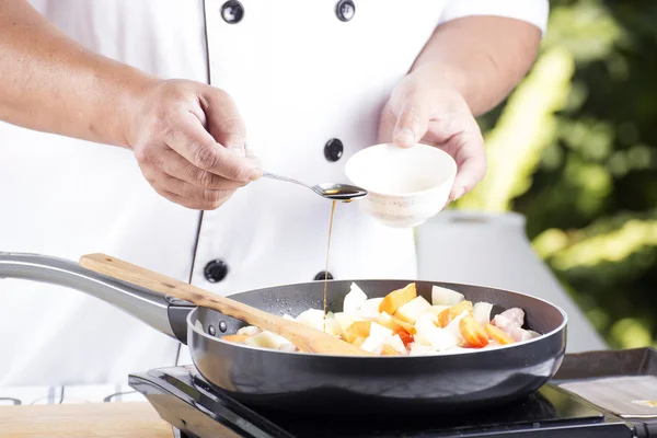 Szef kuchni, kładąc przypraw sos na patelni do gotowania japoński por — Zdjęcie stockowe