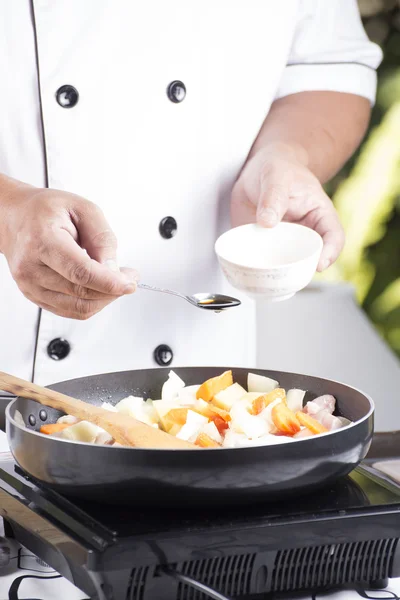 Koch gibt Gewürzsoße in die Pfanne, um japanisches Por zu kochen — Stockfoto
