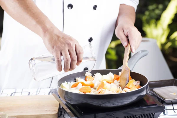 Chef despejando sopa para a panela para cozinhar caril de porco japonês — Fotografia de Stock