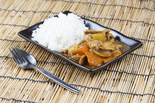 Chef poniendo el curry de cerdo japonés frito en la olla — Foto de Stock