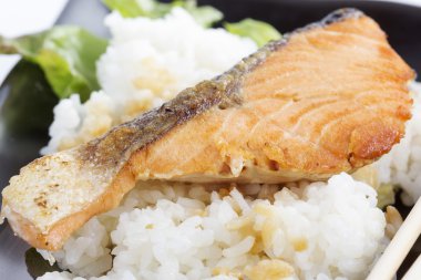 Izgara somon Teriyaki pirinç