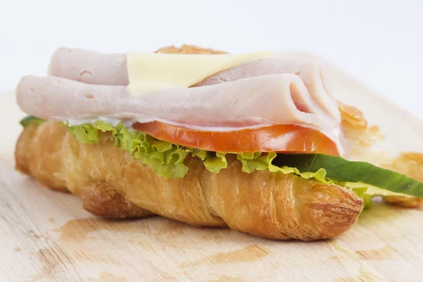 Panino al croissant con formaggio prosciutto — Foto Stock
