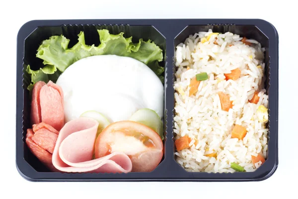 Stekt ris med ägg och korv — Stockfoto