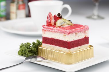 Çilekli kremalı pasta. 