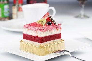 Çilekli kremalı pasta. 