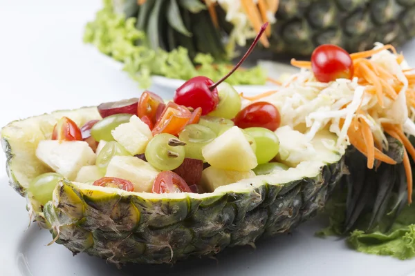 Ensalada de frutas de cerca en piña — Foto de Stock