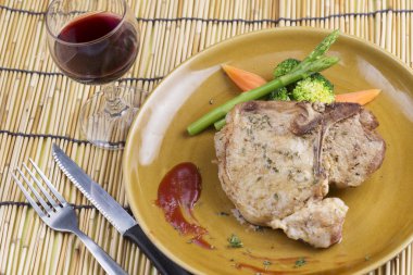 T-Bone domuz biftek ve kırmızı şarap