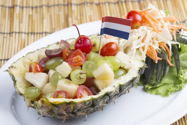 Ensalada de frutas en piña —  Fotos de Stock