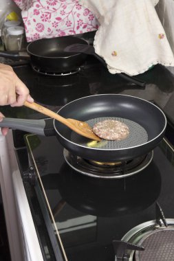 Tavada kızartılmış sığır eti Burger derin