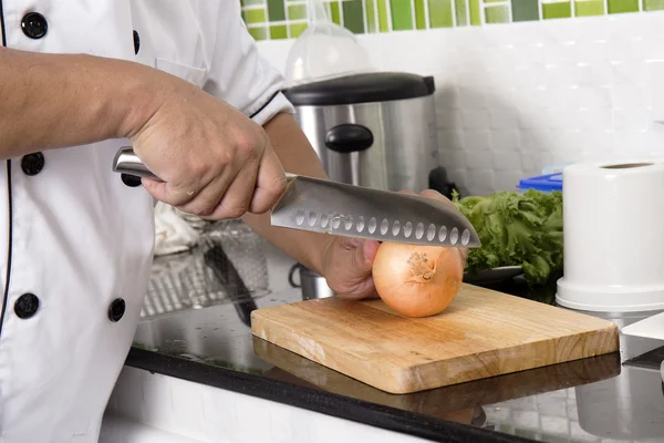 Chef cebola de corte para fazer hambúrguer — Fotografia de Stock