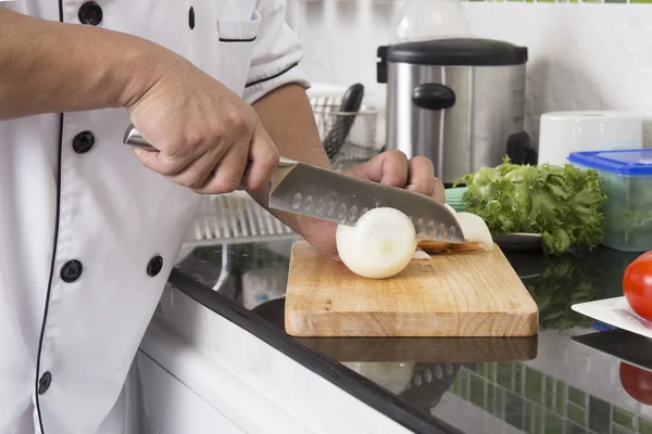 Chef cortando cebolla para hacer hamburguesa — Foto de Stock