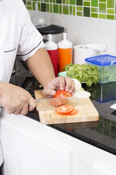 Manos de Chef Cortando Tomate — Foto de Stock