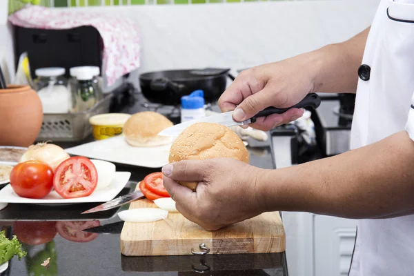 Chef shred burger bun with knife — Stock Photo, Image