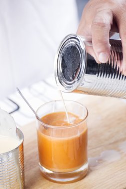 Dökülen süt çay