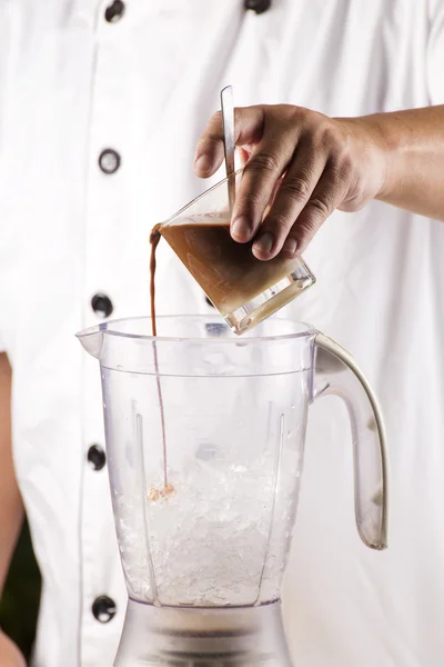 Chef menaruh kopi ke blender — Stok Foto