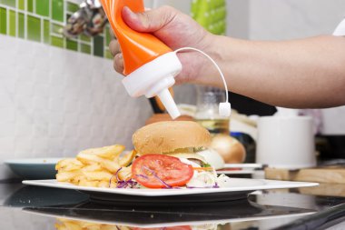 Şef dekore edilmiş Hamburger, Fransız kızarmış ve sebze salatası 