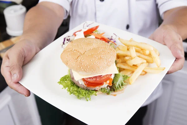 Chef présenté Assiette de Hamburger — Photo