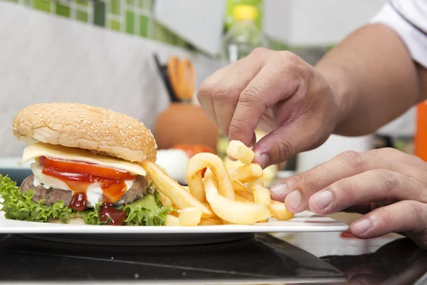 Hamburger décoré par le chef et Freid français — Photo