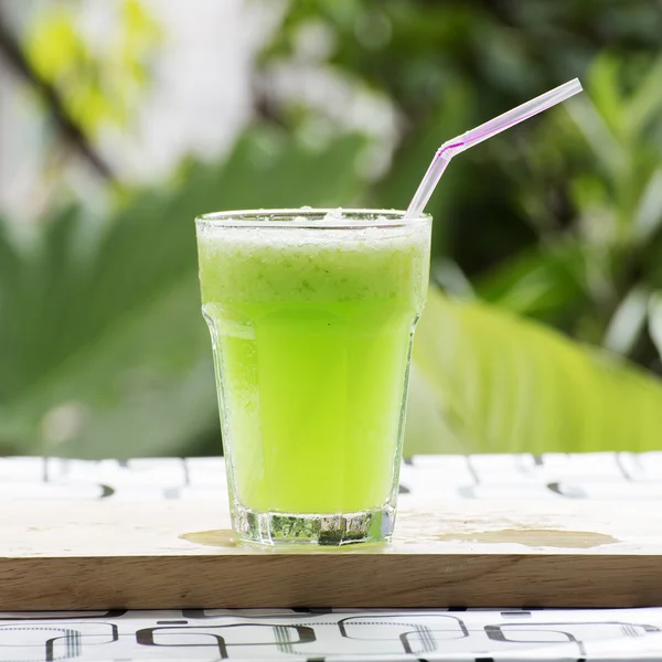 Verre de smoothie pomme verte — Photo