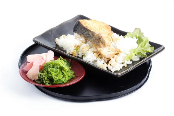 Salmão grelhado Teriyaki com arroz e salada Chuka Seaweed — Fotografia de Stock