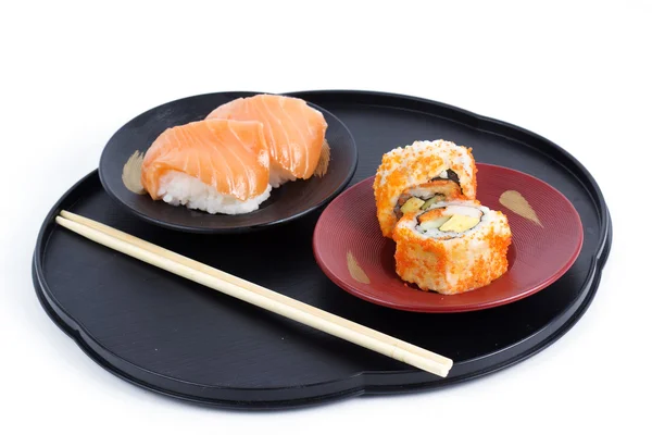 California Maki rolki z Masago i łosoś Sushi — Zdjęcie stockowe