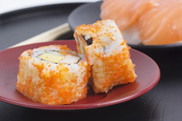 Califórnia Roll Maki e Sushi Salmão fundo — Fotografia de Stock