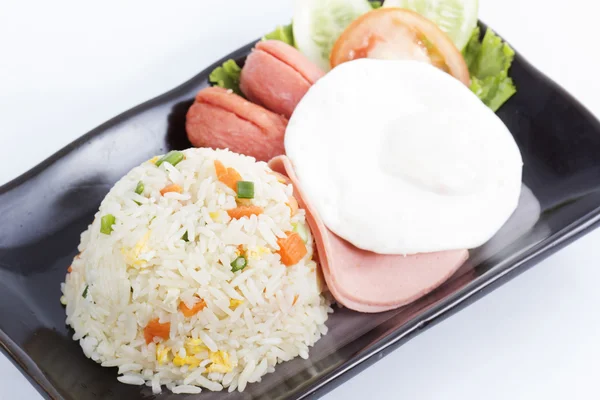 Fried Rice yumurta salam ve sosis ile — Stok fotoğraf