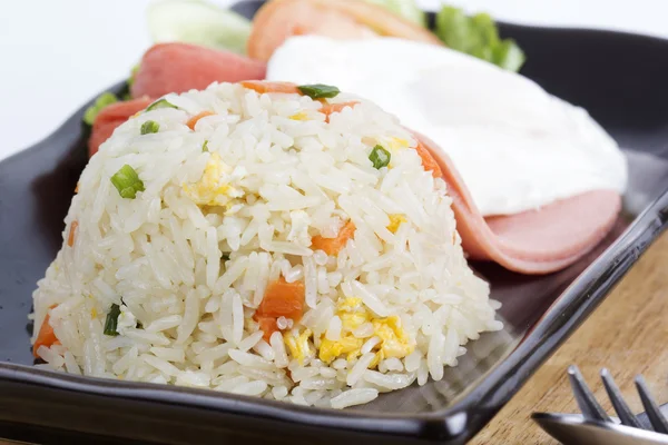 Arroz frito con jamón de huevo y salchicha — Foto de Stock