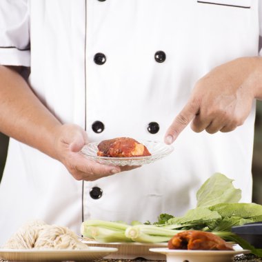 Şef mevcut kavrulmuş tavuk şehriye madde ile 